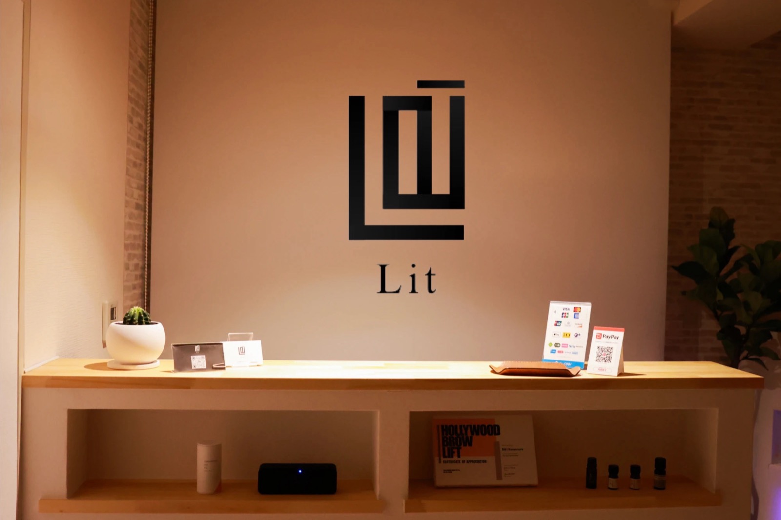 Lit 広島並木通りの店内